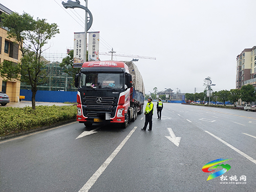 ​松桃交警大隊(duì)多措并舉持續(xù)開(kāi)展貨運(yùn)車(chē)輛交通違法行為整治行動(dòng)
