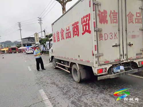 ​松桃交警大隊(duì)多措并舉持續(xù)開(kāi)展貨運(yùn)車(chē)輛交通違法行為整治行動(dòng)