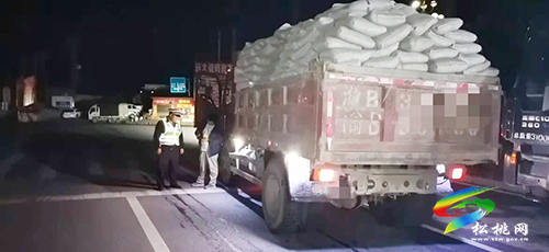 ​松桃交警大隊(duì)多措并舉持續(xù)開(kāi)展貨運(yùn)車(chē)輛交通違法行為整治行動(dòng)