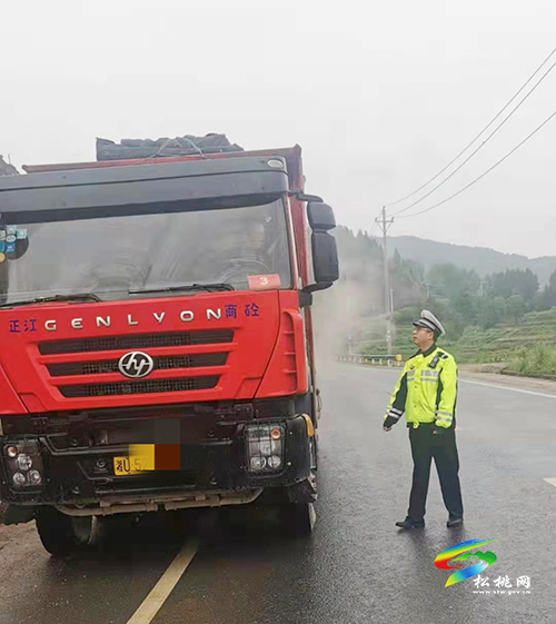 ​松桃交警大隊(duì)多措并舉持續(xù)開(kāi)展貨運(yùn)車(chē)輛交通違法行為整治行動(dòng)