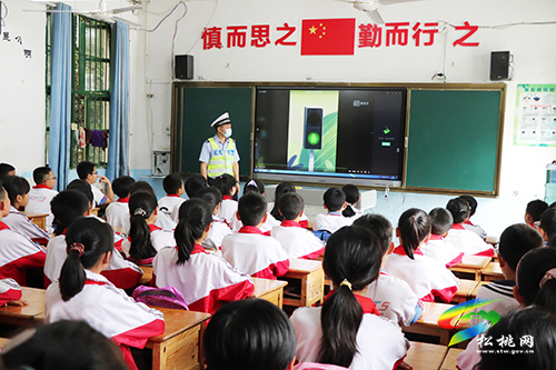 松桃交警大隊(duì)“六.一”兒童節(jié)開展“守護(hù)安全·童行中國”進(jìn)校園宣傳活動