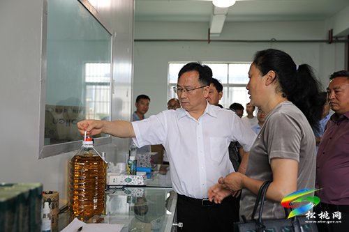 省人大農(nóng)委主任委員楊云一行來松桃調(diào)研油茶產(chǎn)業(yè)工作