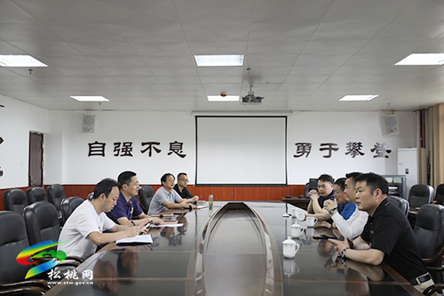 龍群躍到松桃民族中學(xué)調(diào)研高考備考和學(xué)校發(fā)展工作