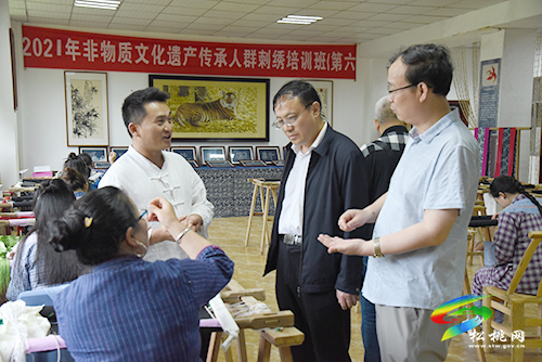 省工商聯(lián)副主席陳廣臣一行到松桃開展鞏固拓展“千企幫千村”精準扶貧成果專項走訪調(diào)研