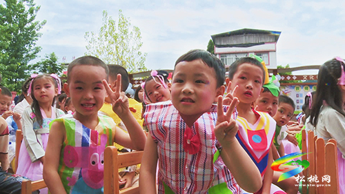 【奮斗百年路 啟航新征程】黃板鎮(zhèn)幼兒園舉辦“我在國旗下成長”喜迎建黨百年文藝匯演