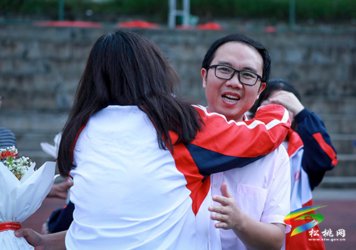 松桃第三高級中學(xué)舉行2021屆“感恩母校青春遠航”畢業(yè)典禮