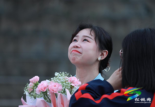 松桃第三高級中學(xué)舉行2021屆“感恩母校青春遠航”畢業(yè)典禮
