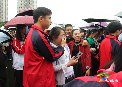 松桃第三高級中學(xué)舉行2021屆“感恩母校青春遠航”畢業(yè)典禮