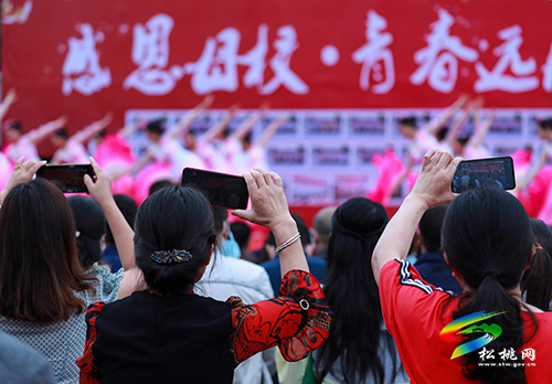松桃第三高級中學(xué)舉行2021屆“感恩母校青春遠航”畢業(yè)典禮
