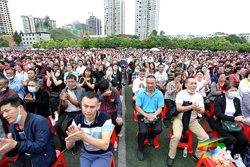 松桃第三高級中學(xué)舉行2021屆“感恩母校青春遠航”畢業(yè)典禮