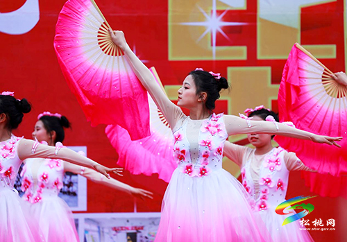 松桃第三高級中學(xué)舉行2021屆“感恩母校青春遠航”畢業(yè)典禮