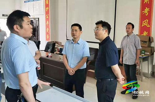 ​吳廷友調(diào)研檢查高考準備工作