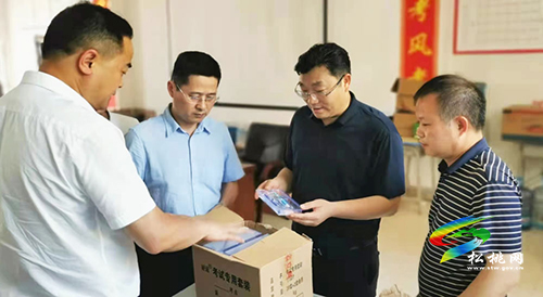 ​吳廷友調(diào)研檢查高考準備工作