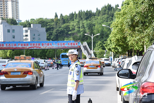 松桃交警圓滿完成2021高考保暢工作
