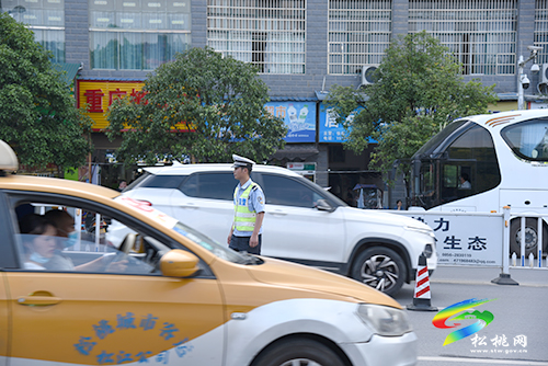 松桃交警圓滿完成2021高考保暢工作
