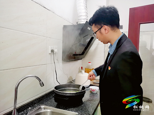 我是黨員我光榮|楊路長(zhǎng)：把服務(wù)送到家門(mén)口當(dāng)好搬遷群眾的“貼心人”