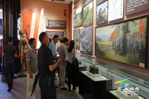 【奮斗百年路 啟航新征程】包家、獨(dú)樹村小黨支部到紅二、紅六軍團(tuán)會(huì)師紀(jì)念碑紀(jì)念館開展黨史學(xué)習(xí)教育