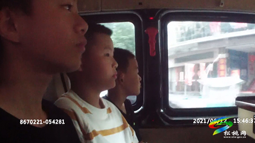 兩小孩游泳溺水，三人全力以赴施救轉(zhuǎn)危為安