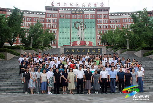 貴州省第七屆高中音樂學(xué)科優(yōu)質(zhì)課評(píng)選觀摩交流活動(dòng)在松桃民族中學(xué)舉行