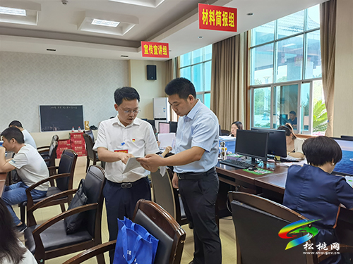 楊昌海到縣委黨史學(xué)習(xí)教育領(lǐng)導(dǎo)小組辦公室指導(dǎo)工作