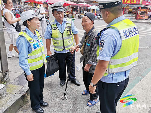 老人兒童回家不知路 松桃交警熱心予幫助