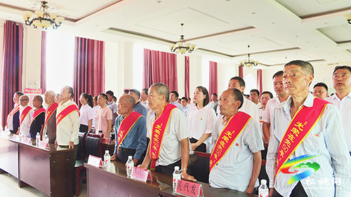 【奮斗百年路　啟航新征程】黃板鎮(zhèn)舉行“光榮在黨50年”紀(jì)念章頒發(fā)儀式