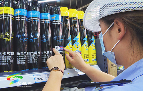 松桃交警超市“貼單” 讓交通安全知識(shí)進(jìn)入千家萬(wàn)戶(hù)