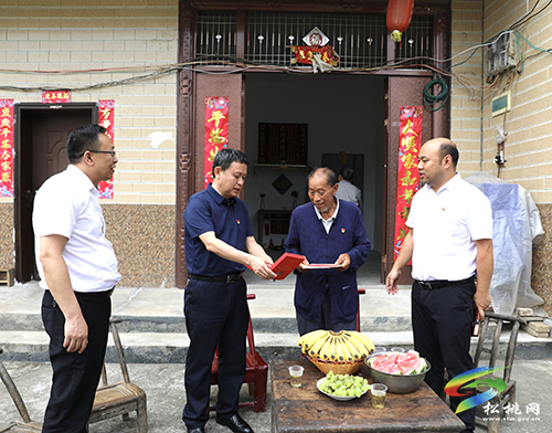 龍群躍“七一”前夕走訪慰問老黨員和因公犧牲的黨員干部家屬