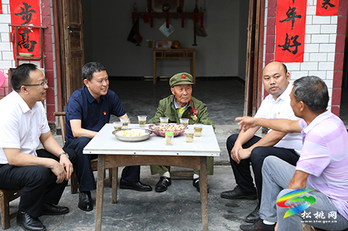 龍群躍“七一”前夕走訪慰問老黨員和因公犧牲的黨員干部家屬