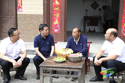龍群躍“七一”前夕走訪慰問老黨員和因公犧牲的黨員干部家屬