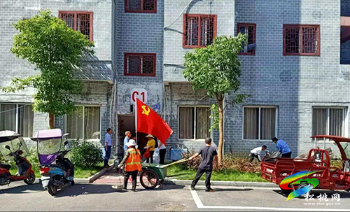 ​【奮斗百年路　啟航新征程】​團山社區(qū)開展“黨旗在基層一線高高飄揚”環(huán)境大整治活動