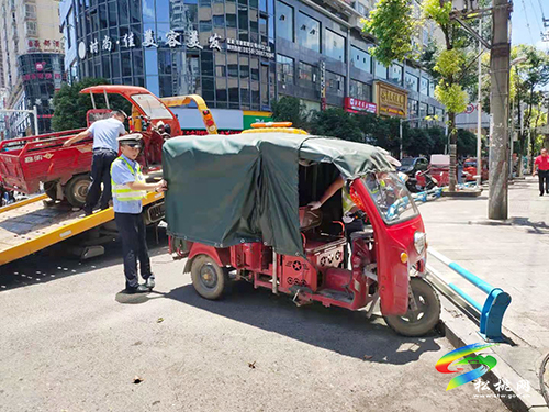松桃交警大隊持續(xù)開展城區(qū)違停專項整治行動