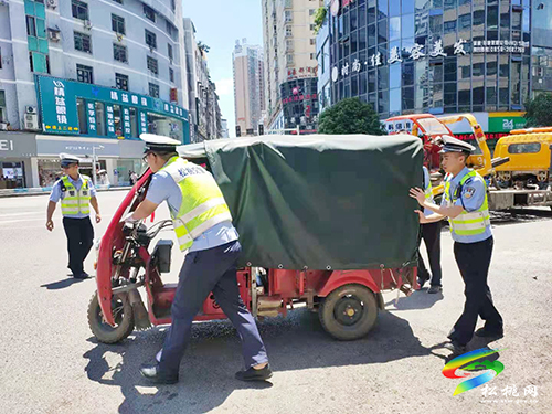 松桃交警大隊持續(xù)開展城區(qū)違停專項整治行動