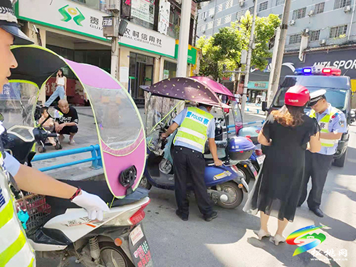 松桃交警大隊持續(xù)開展城區(qū)違停專項整治行動