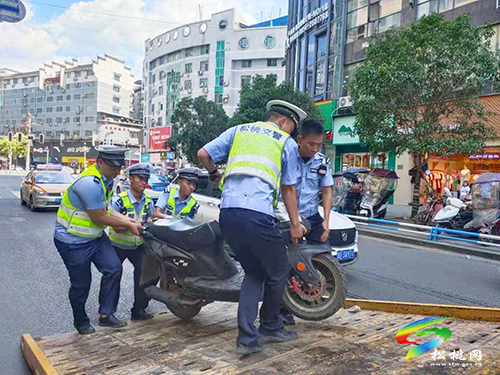 松桃交警大隊持續(xù)開展城區(qū)違停專項整治行動