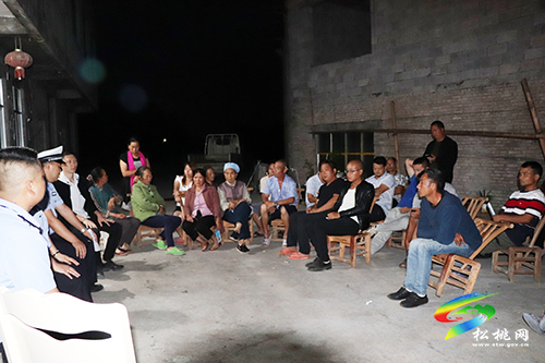 松桃交警開展“壩壩會”與農(nóng)村“一老一小”群體分享交通安全“食糧”