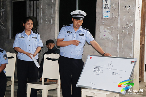 松桃交警開展“壩壩會”與農(nóng)村“一老一小”群體分享交通安全“食糧”