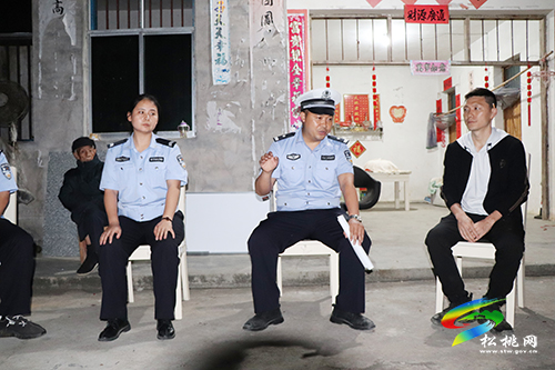 松桃交警開展“壩壩會”與農(nóng)村“一老一小”群體分享交通安全“食糧”