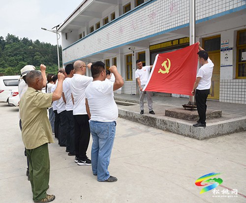 ?【奮斗百年路 啟航新征程】?松桃融媒體中心黨支部、長(zhǎng)坪鄉(xiāng)盤報(bào)村黨支部開展“七一”支部聯(lián)建活動(dòng)