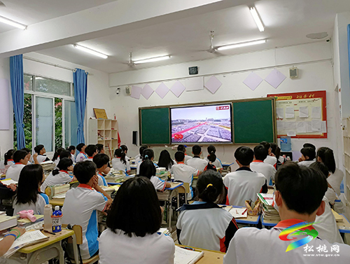 松桃苗族自治縣社會(huì)各界收聽收看中國共產(chǎn)黨成立100周年大會(huì)