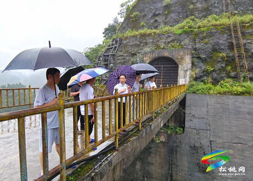丁和平到防汛一線視察災情