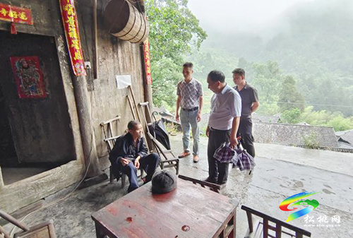 丁和平到防汛一線視察災情