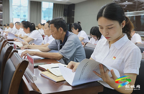龍群躍在縣委辦黨總支上黨史學(xué)習(xí)教育專題黨課