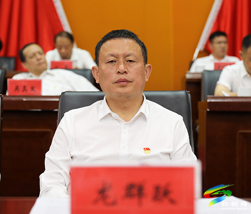 ​松桃苗族自治縣“兩優(yōu)一先”表彰大會(huì)召開