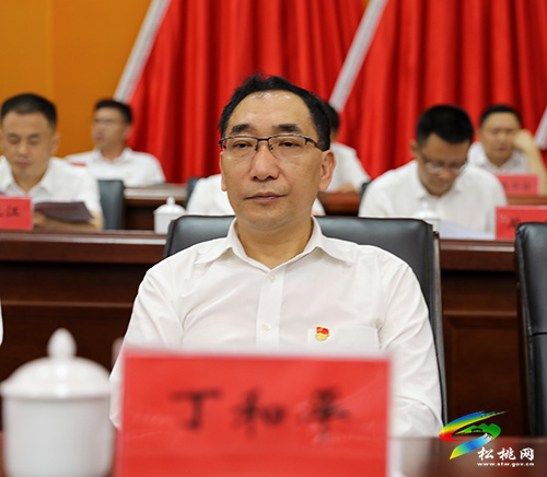 ​松桃苗族自治縣“兩優(yōu)一先”表彰大會(huì)召開