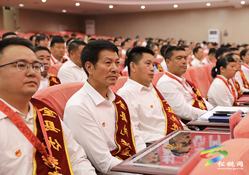 ​松桃苗族自治縣“兩優(yōu)一先”表彰大會(huì)召開