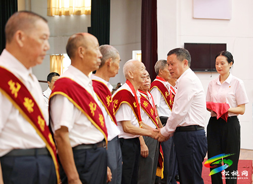 ​松桃苗族自治縣“兩優(yōu)一先”表彰大會(huì)召開