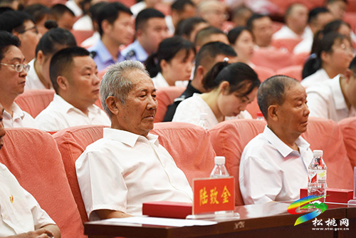 ​松桃苗族自治縣直屬機(jī)關(guān)“七一”表彰大會(huì)暨“光榮在黨50年”紀(jì)念章頒發(fā)儀式