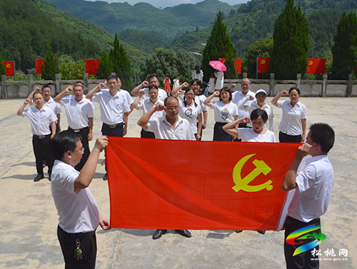 松桃衛(wèi)健局赴石阡縣困牛山紅軍戰(zhàn)斗遺址開展“尋訪紅色足跡緬懷革命先烈”革命傳統(tǒng)教育實(shí)踐活動(dòng)