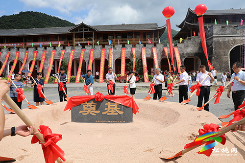 松桃苗族自治縣旅游產(chǎn)業(yè)重大項(xiàng)目臘爾山紅石堡景區(qū)項(xiàng)目、潛龍洞景區(qū)升級(jí)改造項(xiàng)目開工奠基儀式舉行